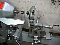 Bild2: Drechselbankspindel und Guillochiereinrichtung müssen zueinander exakt ausgerichtet werden. Bild2: Drechselbankspindel und Guillochiereinrichtung müssen zueinander exakt ausgerichtet werden.