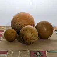 Sauber und präzise gedrehte Holzkugeln Sauber und präzise gedrehte Holzkugeln