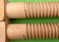 Bild 3: Arbeitsspuren von Vor- und Nachschneider   am Ende eines geschnittenen Spindelgewindes. spindle_end