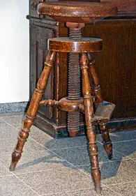 Bild 1: Dieser alte Hocker, in einem Museumfotografiert, zeigt ein typisches Anwendungsbeispiel für mit Schneidkluppe und Gewindebohrer geschnittene Gewinde. spindle_seat
