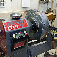 Bild 1: Eine große Holzschüssel wurde zum fertigdrehen des Bodens mittels Klebebandfutters befestigt tmb tape chuck fixed