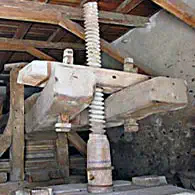 Im Museum entdeckt:Hölzerne Gewindespindel an einer Presse tmb woodthread