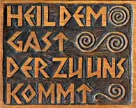 Spruch, geschnitzt: Heil dem Gast der zu uns kommt Spruch, geschnitzt: Heil dem Gast der zu uns kommt