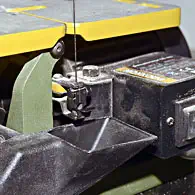 Ein kleiner mit Sekundenkleber fixierter Magnet (1) verhindert, dass die lose untere Sägeblattklemme (2) in den Spänefangtrichter (3) fällt. Übersicht